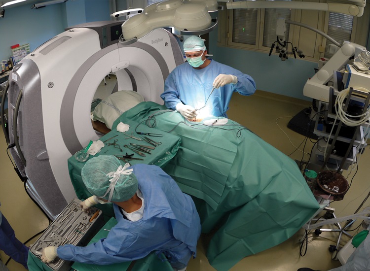 術(shù)中三維成像設(shè)備有哪些：術(shù)中CT、三維C型臂等